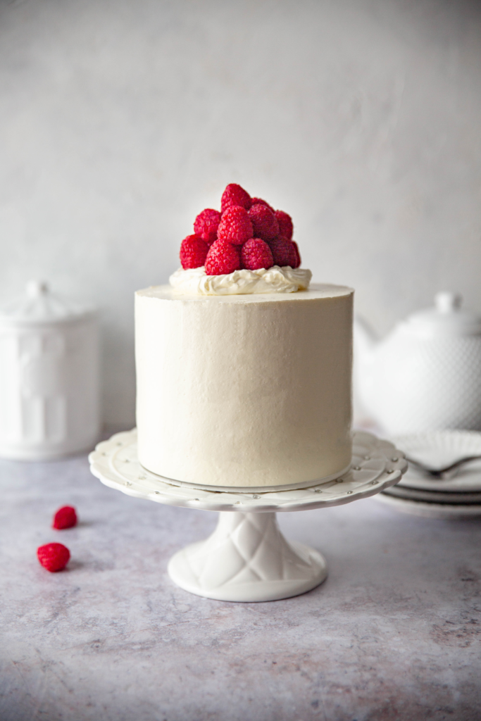 Gâteau mousseline couvert de crème au beurre à la vanille et